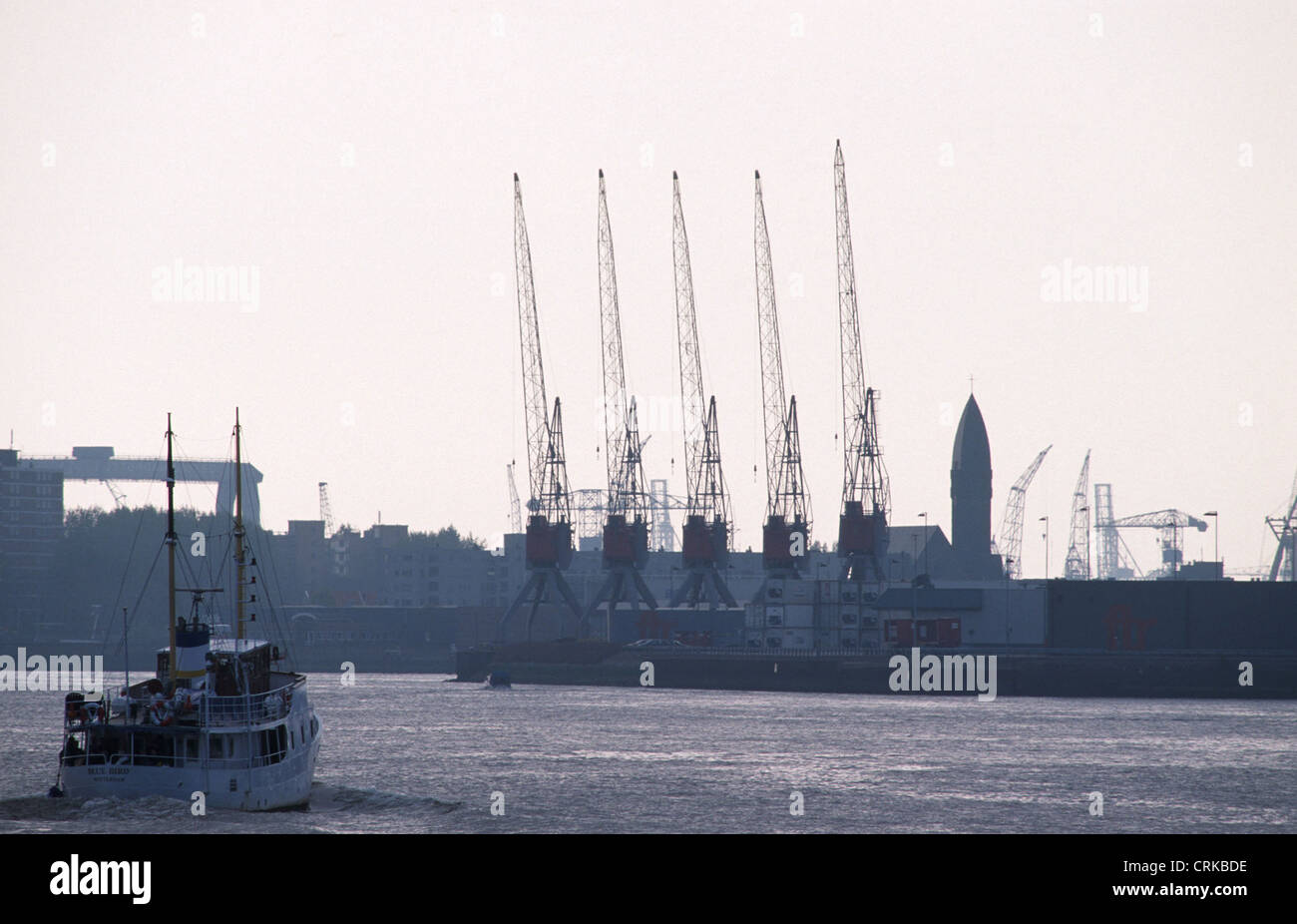 Hafen mit Kran Stockfoto