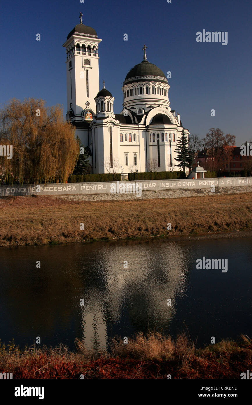Heiligen Dreifaltigkeit orthodoxe Kathedrale und Tarnava Mare Fluss, Sighisoara, Rumänien Stockfoto