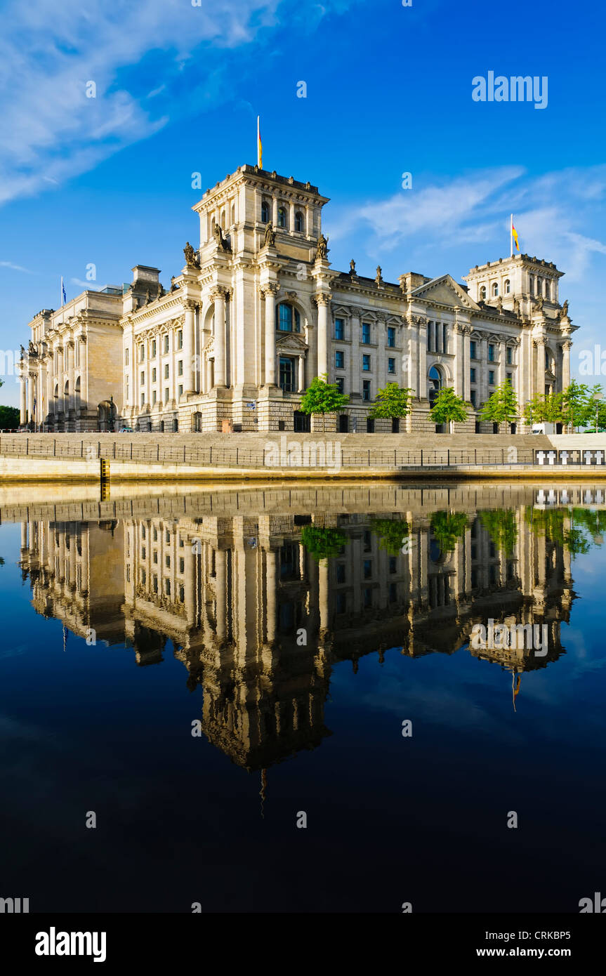 Reichstag in Berlin mit Reflexion in Spree entlang Stockfoto Reichstag in Berlin mit Reflexion in Spree entlang Stockfoto