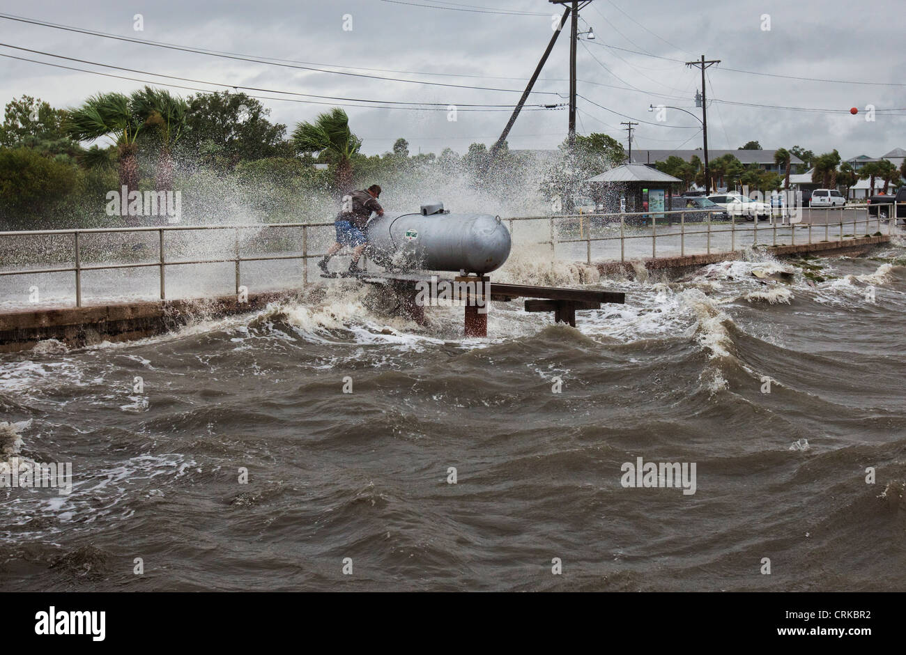 Cedar Key Water Works Direktor steigt aus einem Propan-Deck zum Absperren des Ventils während tropischer Sturm Debby Stockfoto