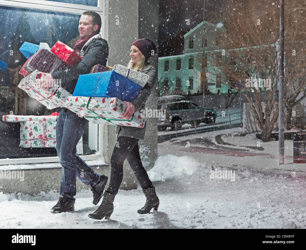Paar mit Weihnachtsgeschenke im Schnee Stockfoto