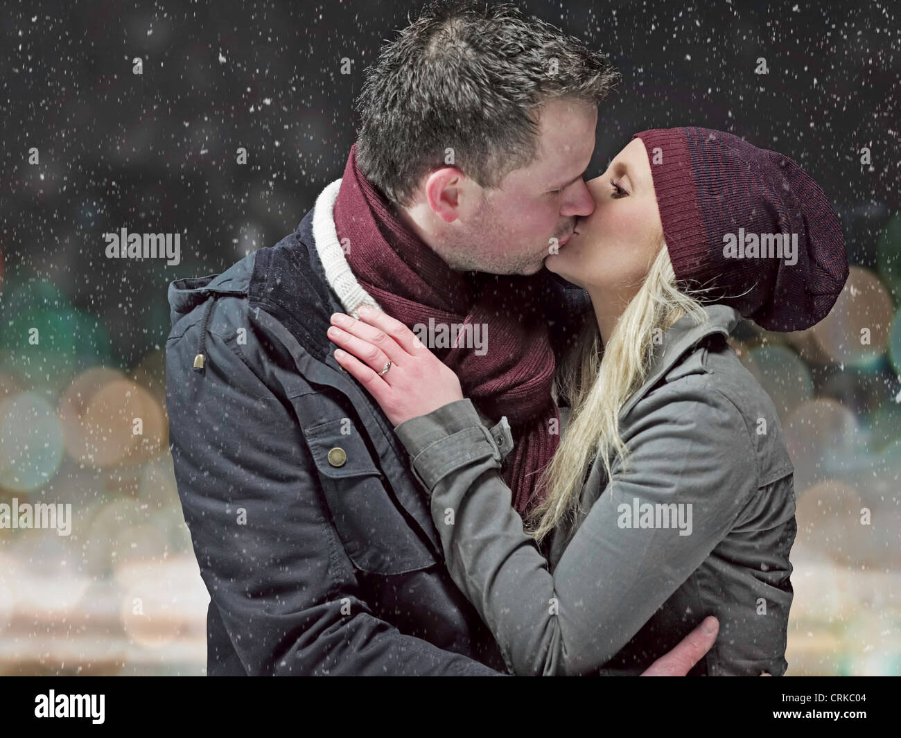 Paar küssen im Schnee in der Nacht Stockfoto