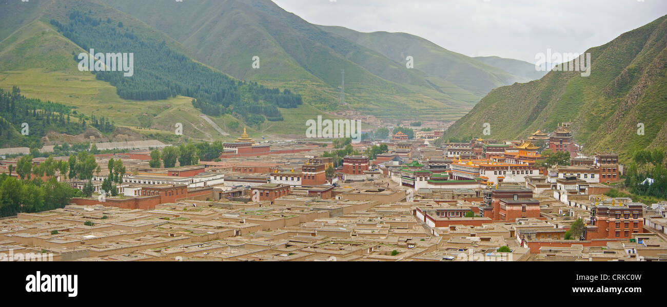 3 Bild Stich Panoramablick auf die Klosteranlage Labrang in Xiahe. Stockfoto