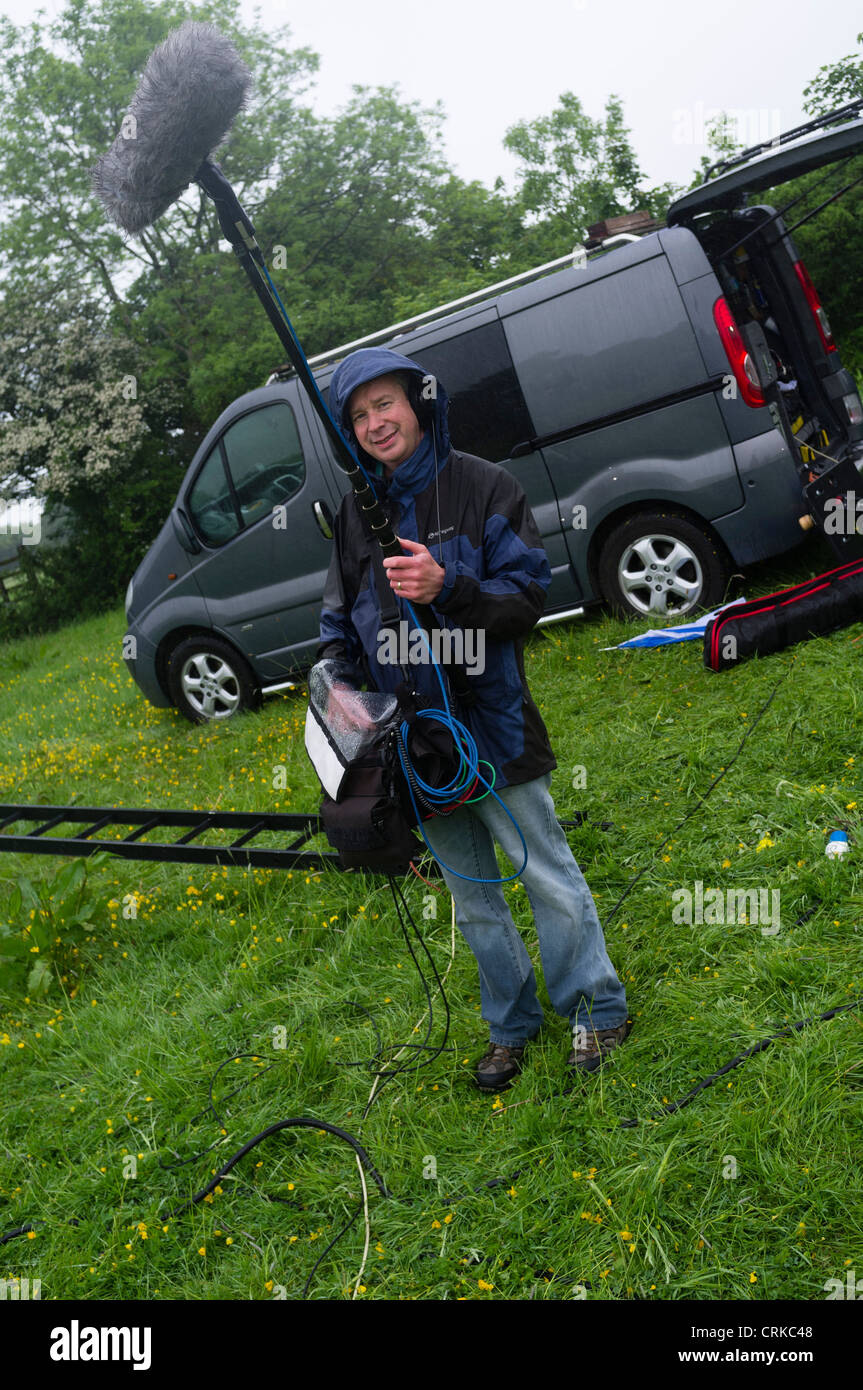 ein Tonmeister in den Rainrecording stehen ein TV-Drama Programm vor Ort Stockfoto