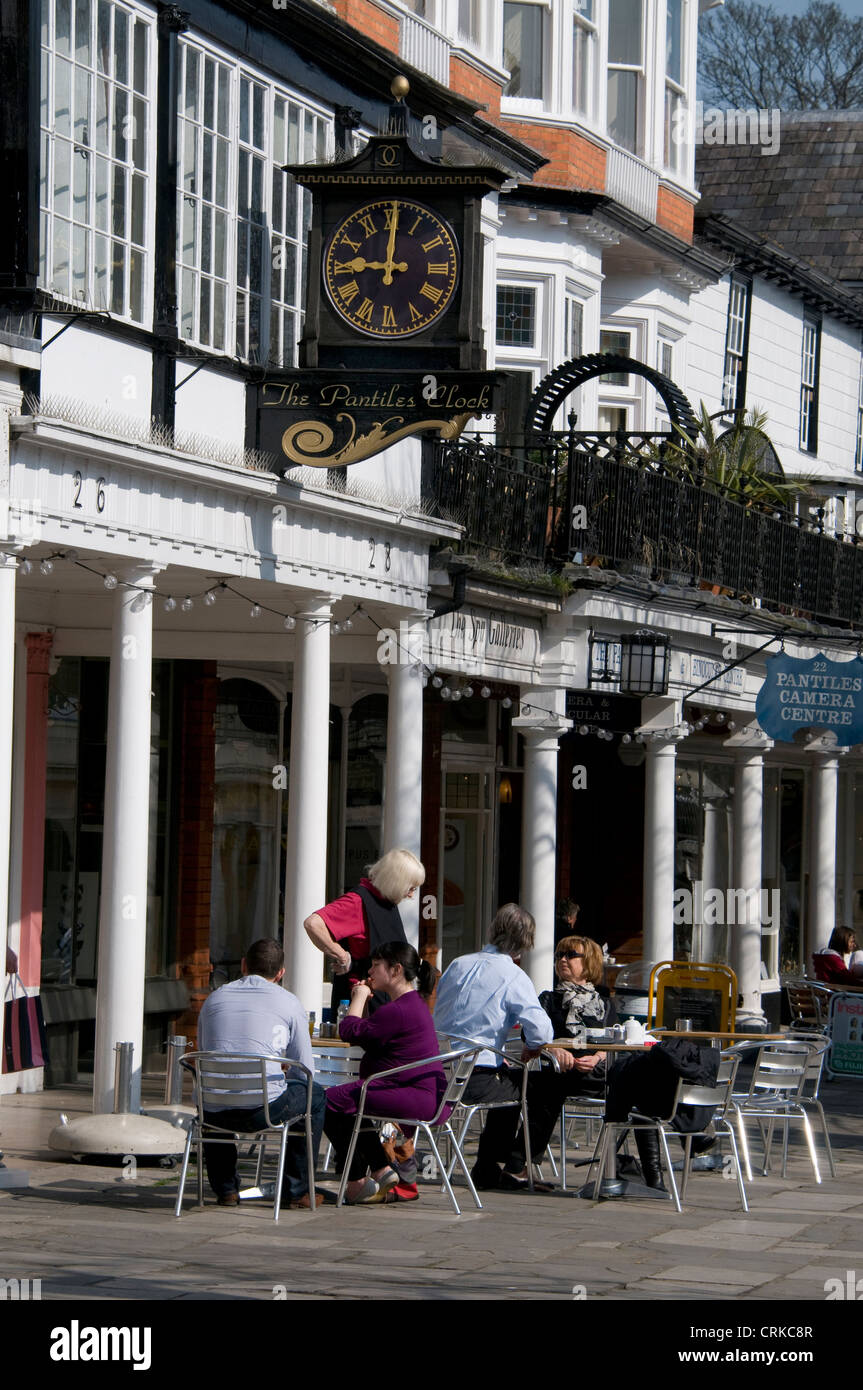 Besucher und Einheimische genießen einen Morgenkaffee auf The Pantiles (historische & Touristenzentrum) von Royal Tunbridge Wells, Großbritannien Stockfoto