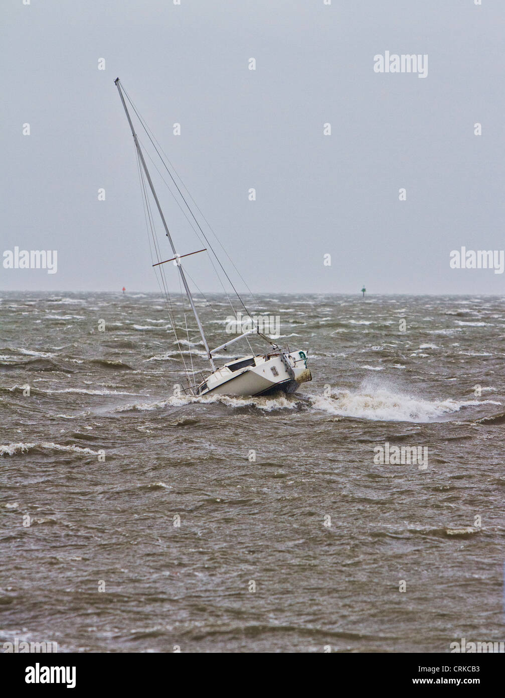 Verankerte Segelboot nehmen eine Tracht Prügel beim sitzen direkt an der Küste von Cedar Key Florida an der Golfküste Stockfoto