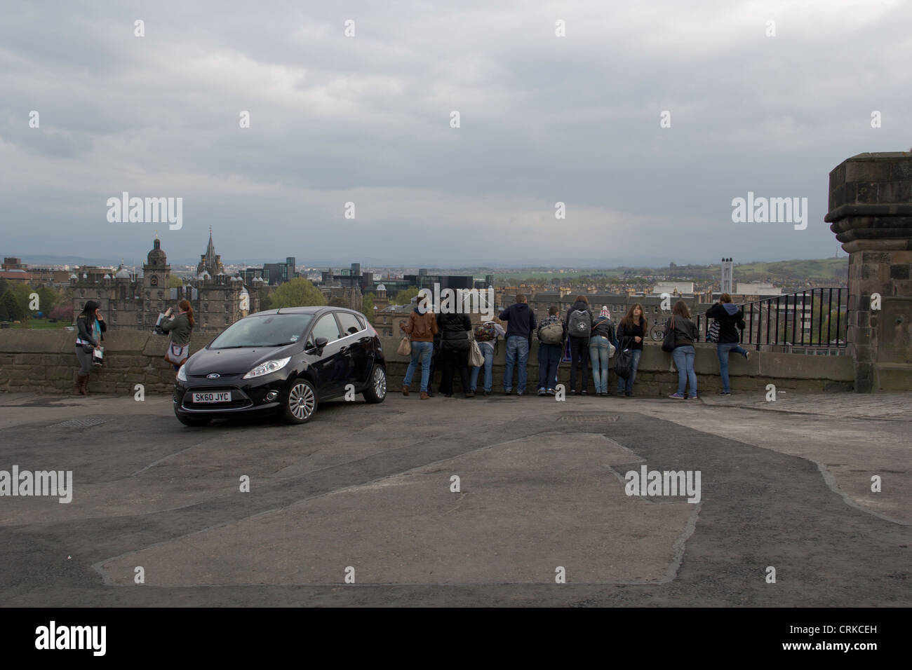 Touristen vor Edinburgh Castle, Blick über die Mauer und in der Altstadt von Edinburgh, mit dem Auto dort abgestellt sowie. Stockfoto