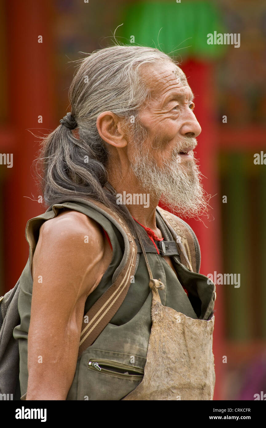 Porträt einer älteren chinesischen buddhistisch Pilger an das die Klosteranlage Labrang in Xiahe. Stockfoto