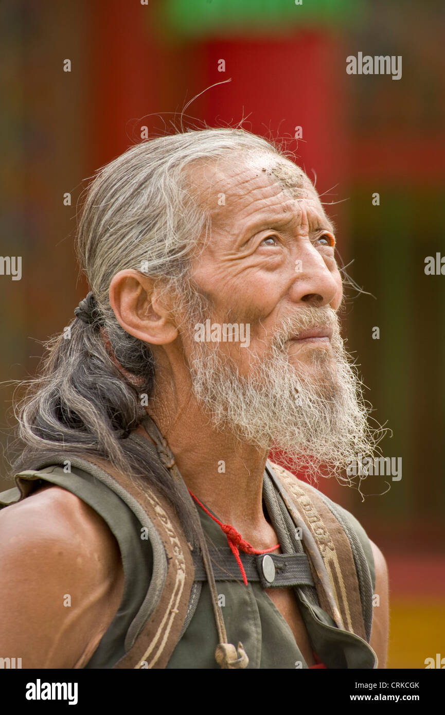 Porträt einer älteren chinesischen buddhistisch Pilger an das die Klosteranlage Labrang in Xiahe. Stockfoto