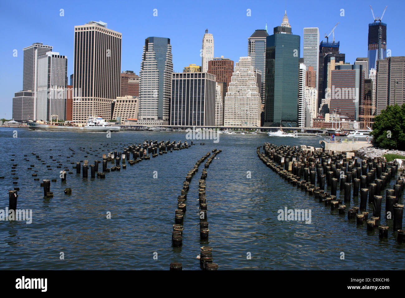 Lower Manhattan Skyline entlang des East River Stockfoto