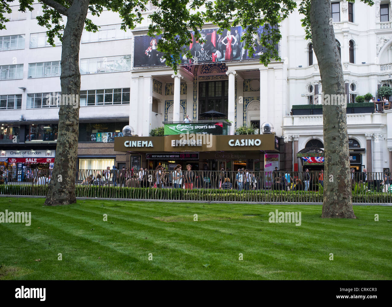 Das Empire-Kino von Leicester Square Gardens, kurz nachdem die Gärten im Jahr 2012 renoviert wurden Stockfoto