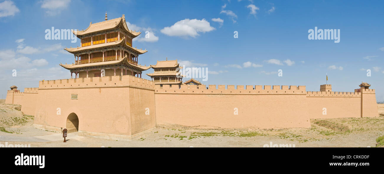 Eine 3 Bild Panorama Masche der Jiayuguan Pass Turm und Huiji Tür auf der westlichen Seite der Guan Stadt Jiayuguan. Stockfoto