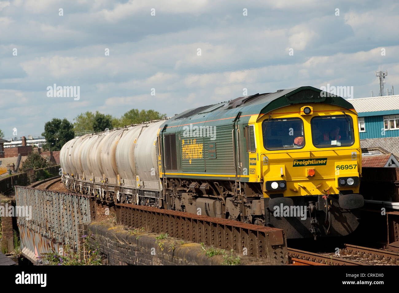 Freightliner Lokomotive schleppen Container entlang einer Eisenbahnstrecke in England. Stockfoto