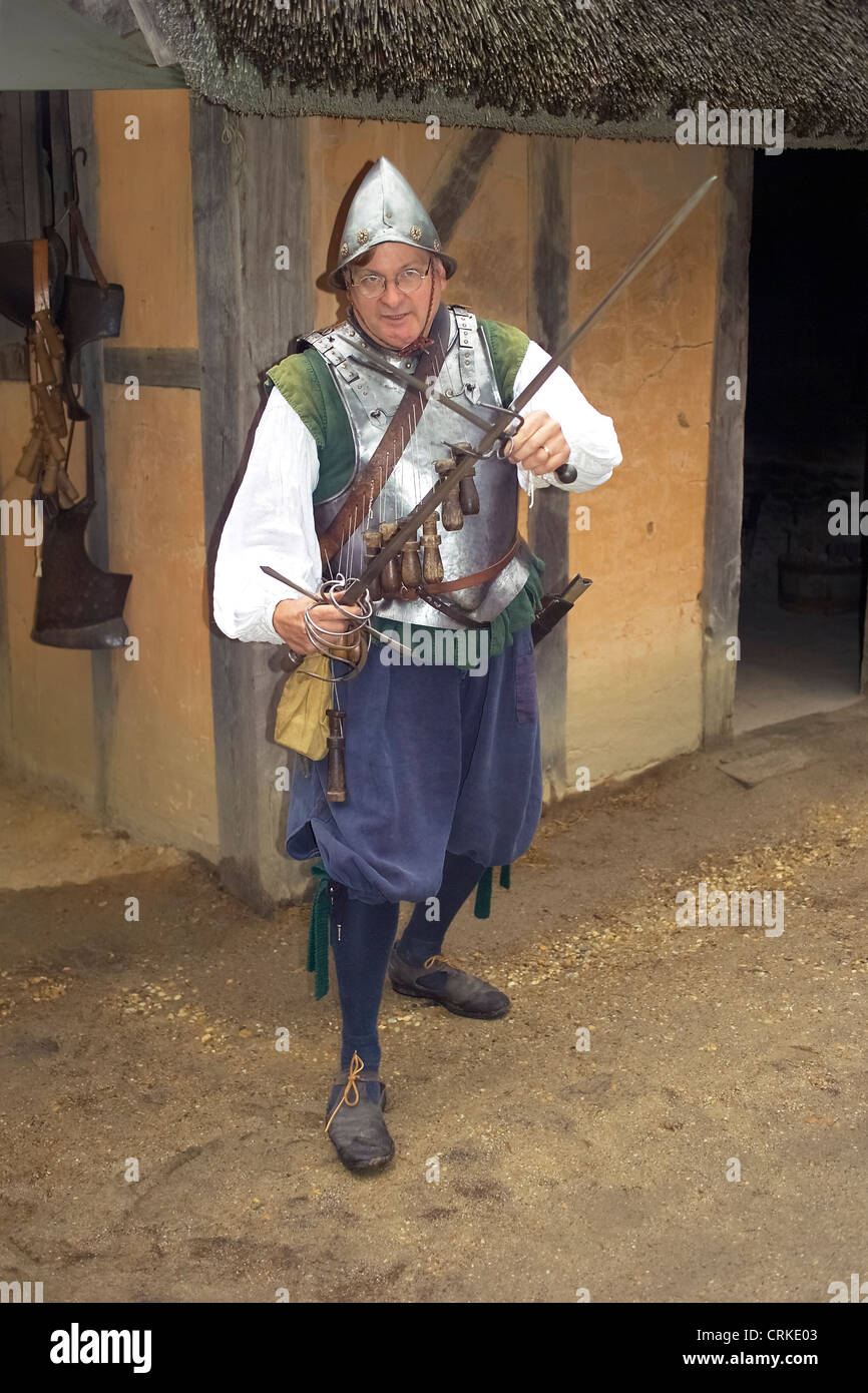 Ein historischer Dolmetscher trägt alte englische Rüstung während zeigt Touristen seine Waffen für den Kampf der Indianer Siedlung Jamestown in Virginia, USA. Stockfoto