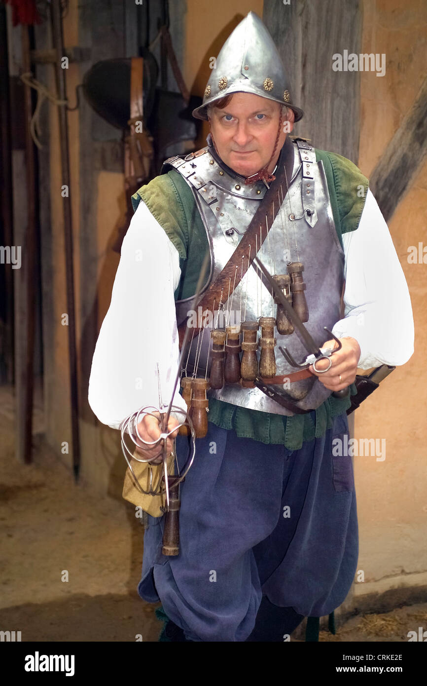 Ein historischer Dolmetscher trägt alte englische Rüstung während zeigt Touristen seine Waffen für den Kampf der Indianer Siedlung Jamestown in Virginia, USA. Stockfoto