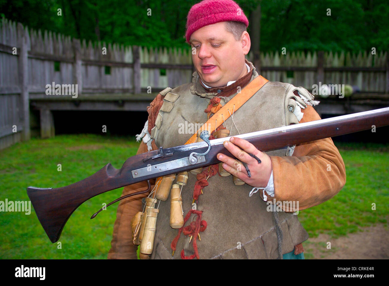 Ein historische Dolmetscher beschreibt ein Luntenschloss-Musketen und die hölzernen Kolben, die seine Schießpulver an Siedlung Jamestown in Virginia, USA zu halten. Stockfoto