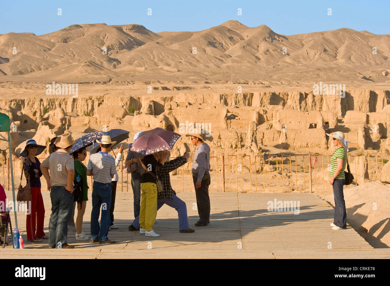 Eine Gruppe von chinesischen Touristen posieren für die Kamera auf der alten Stadt Jiaohe. Stockfoto