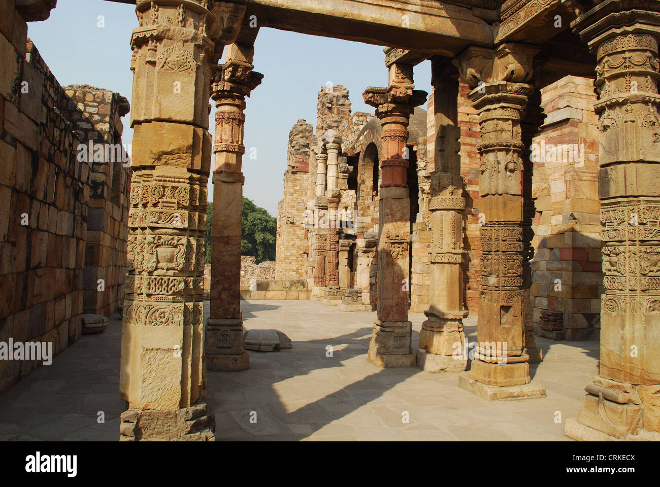 Geschnitzten Säulen - Qutub Minar Komplex, Delhi, Indien Stockfoto