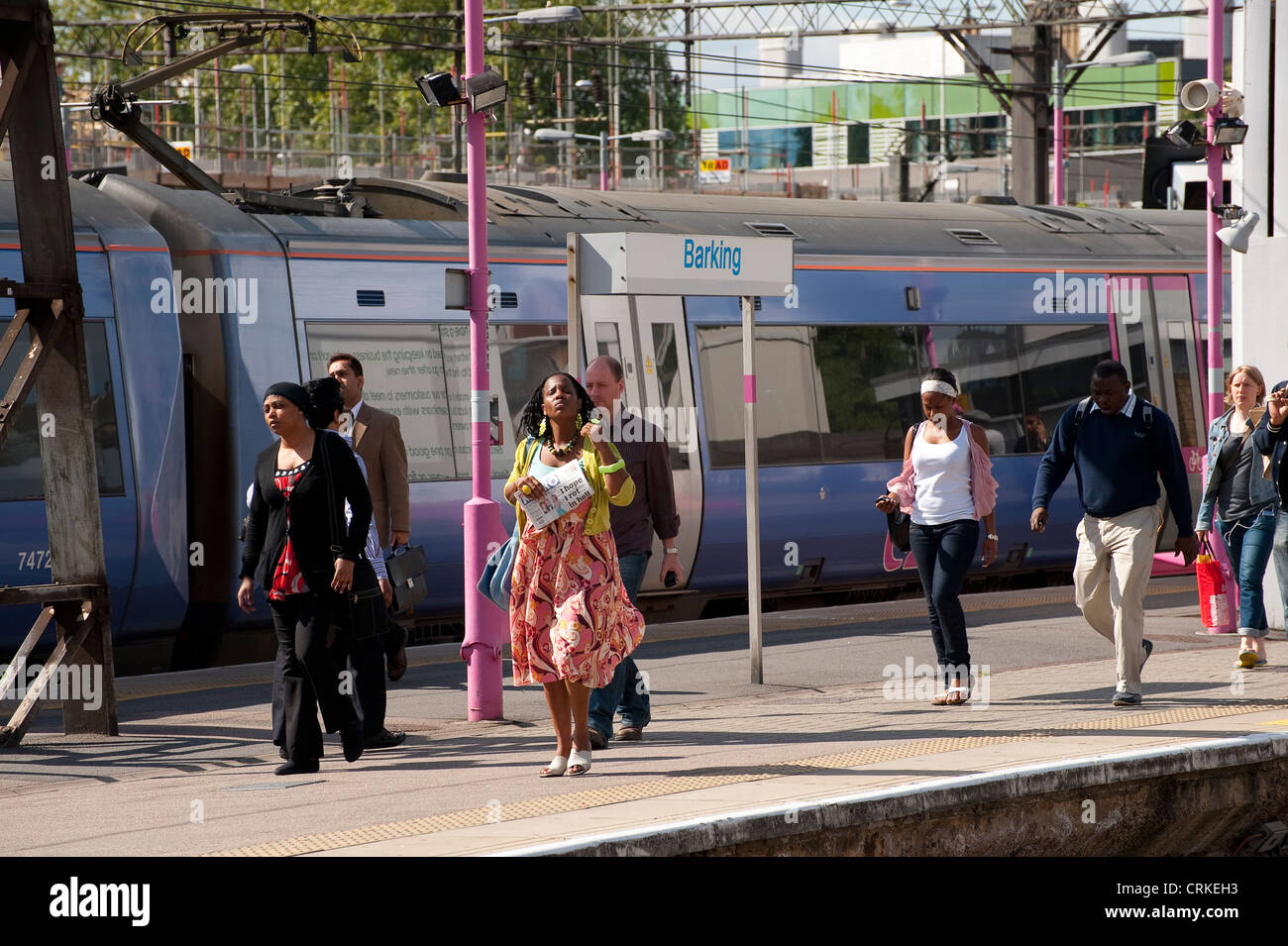 Passagiere zu Fuß entlang einer Plattform am Bahnhof, England zu bellen. Stockfoto