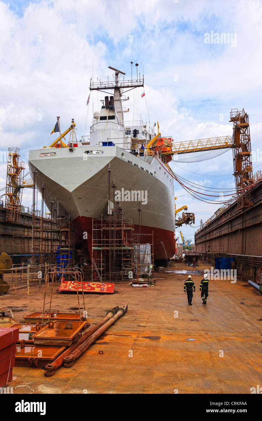 Eine großes Frachtschiff wird in Werft Danzig renoviert. Stockfoto