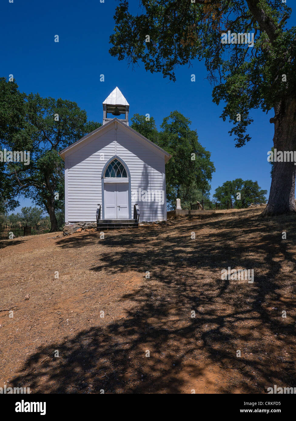 Alten Saint Francis Xavier kleine weiße Kirche im chinesischen Camp, Kalifornien, USA. Stockfoto