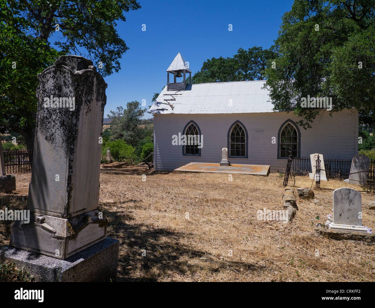 Alten Saint Francis Xavier kleine weiße Kirche im chinesischen Camp, Kalifornien, USA. Stockfoto