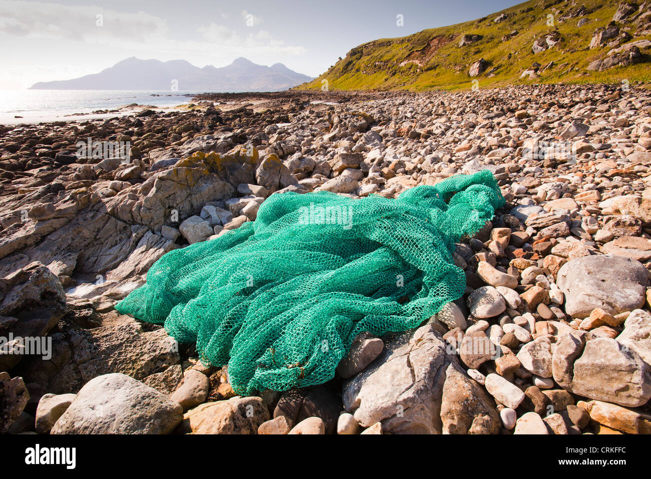 Ein Fischernetz angespült im Singing Sands an der Westküste der Insel Eigg, Schottland, UK. Stockfoto