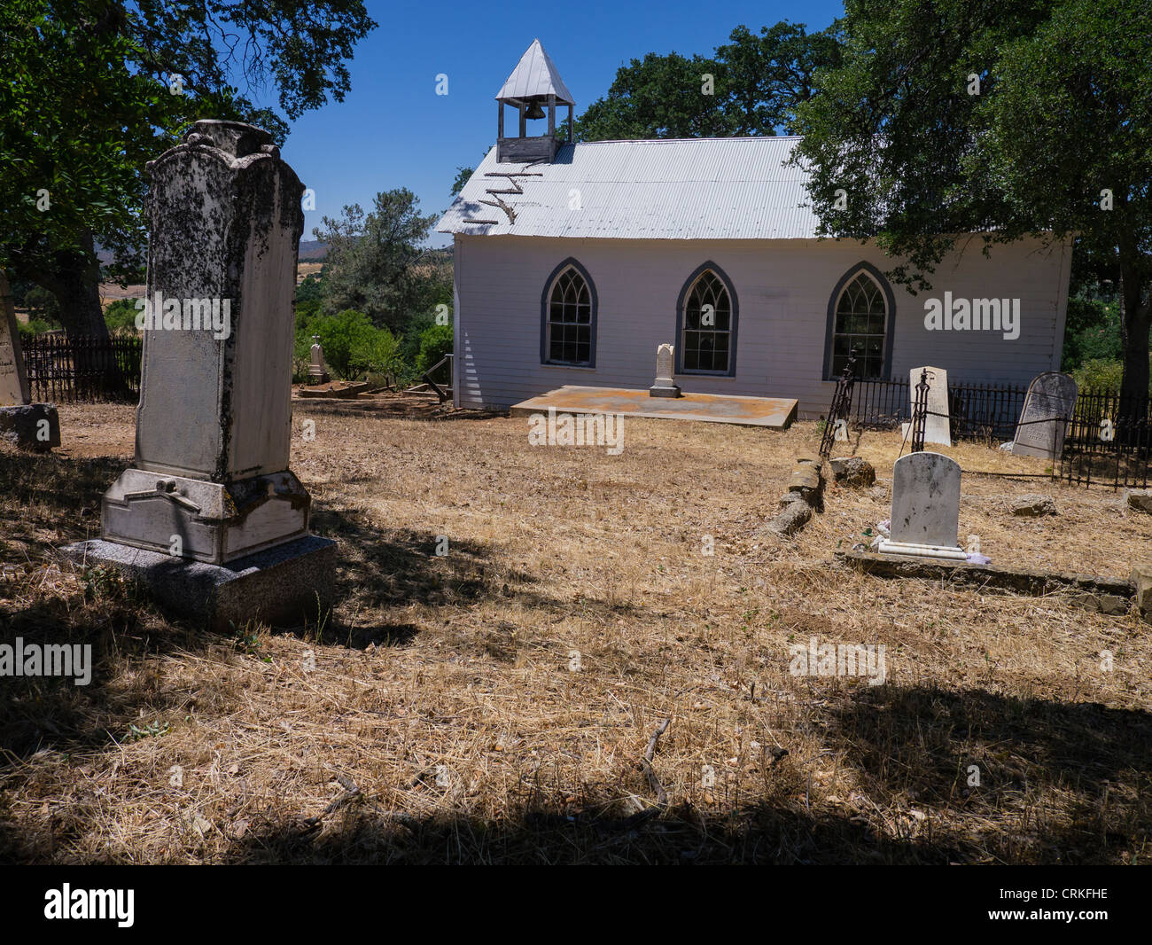 Alten Saint Francis Xavier kleine weiße Kirche im chinesischen Camp, Kalifornien, USA. Stockfoto