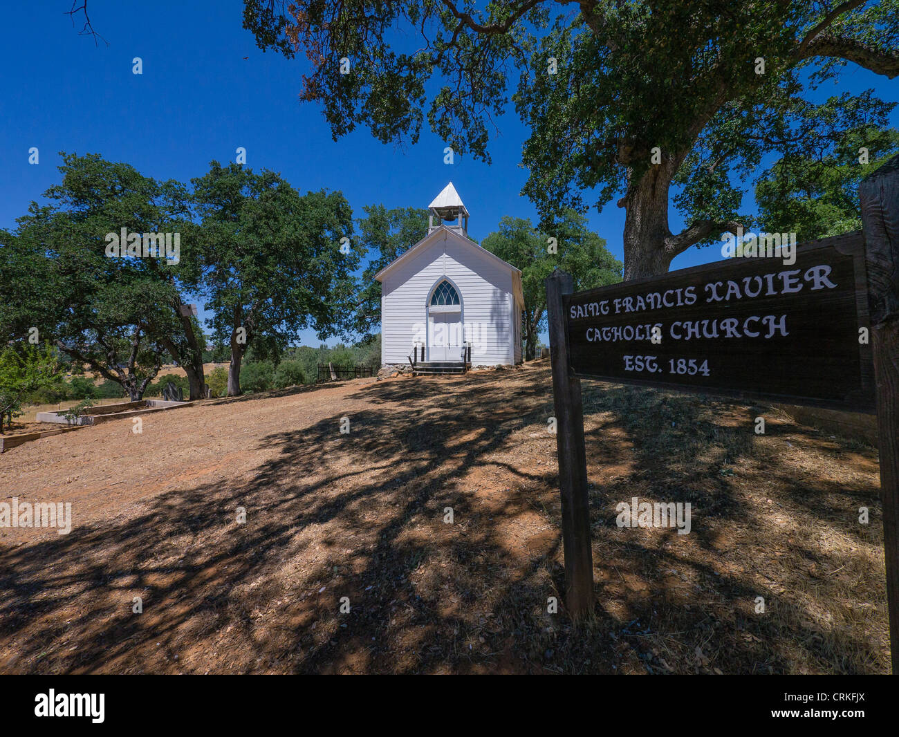 Alten Saint Francis Xavier kleine weiße Kirche im chinesischen Camp, Kalifornien, USA. Stockfoto