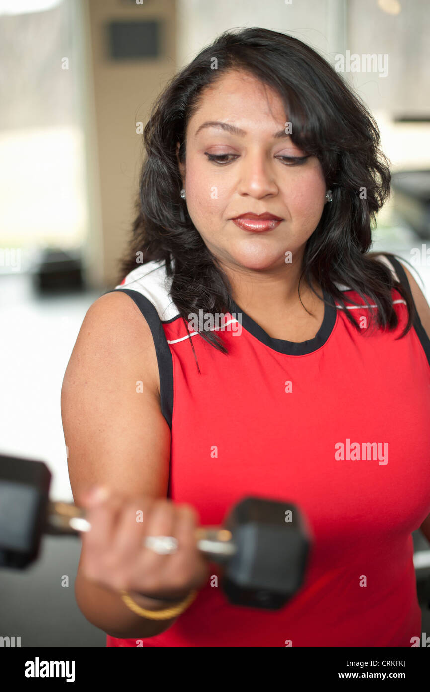 Frau Gewichtheben im Fitness-Studio Stockfoto