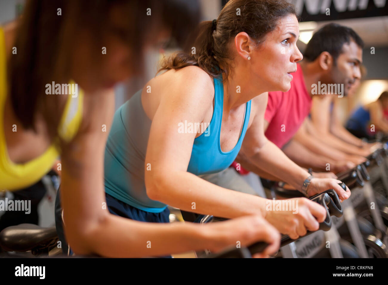 Personen mit Spin Maschinen im Fitness-Studio Stockfoto