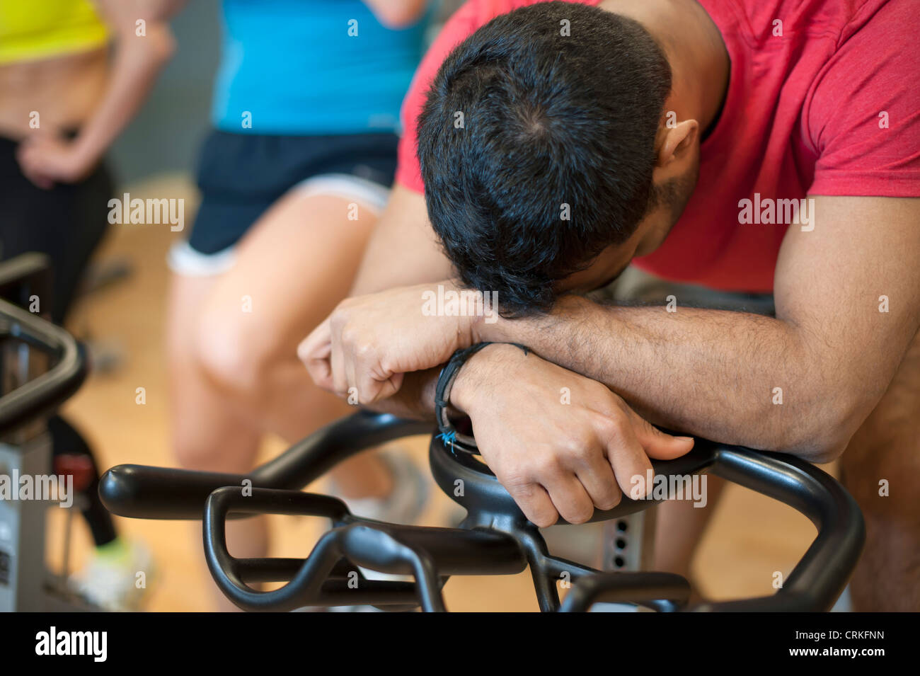 Man ruht auf Spin-Maschine im Fitness-Studio Stockfoto