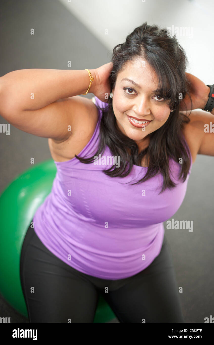 Frau mit Gymnastikball im Fitness-Studio Stockfoto