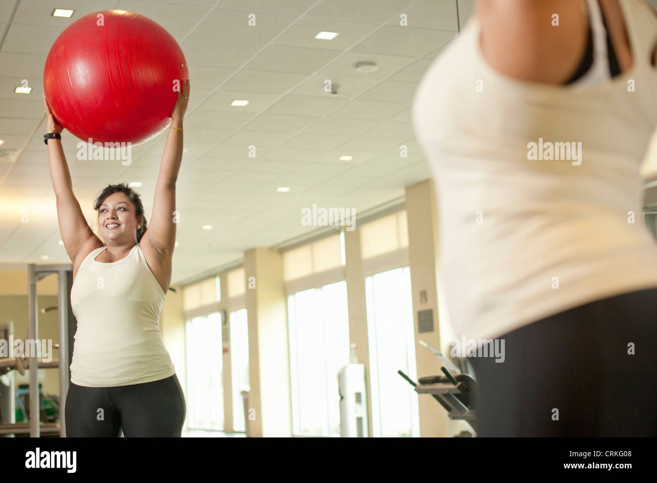 Frau mit Gymnastikball im Fitness-Studio Stockfoto