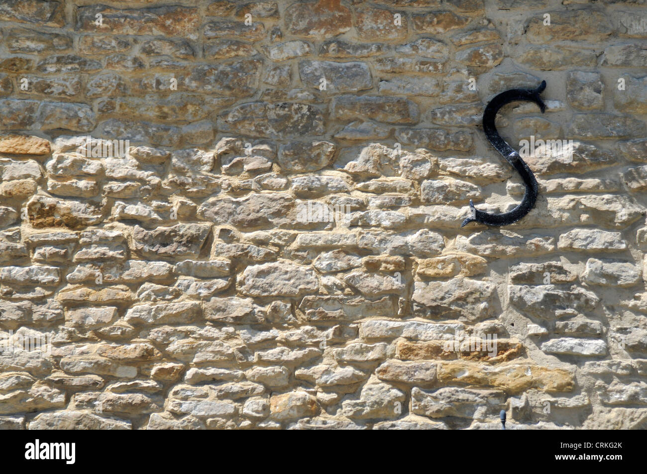 Einer englischen Cotswolds Steinmauer des Hauses und der "förmige Klammer l Stockfoto