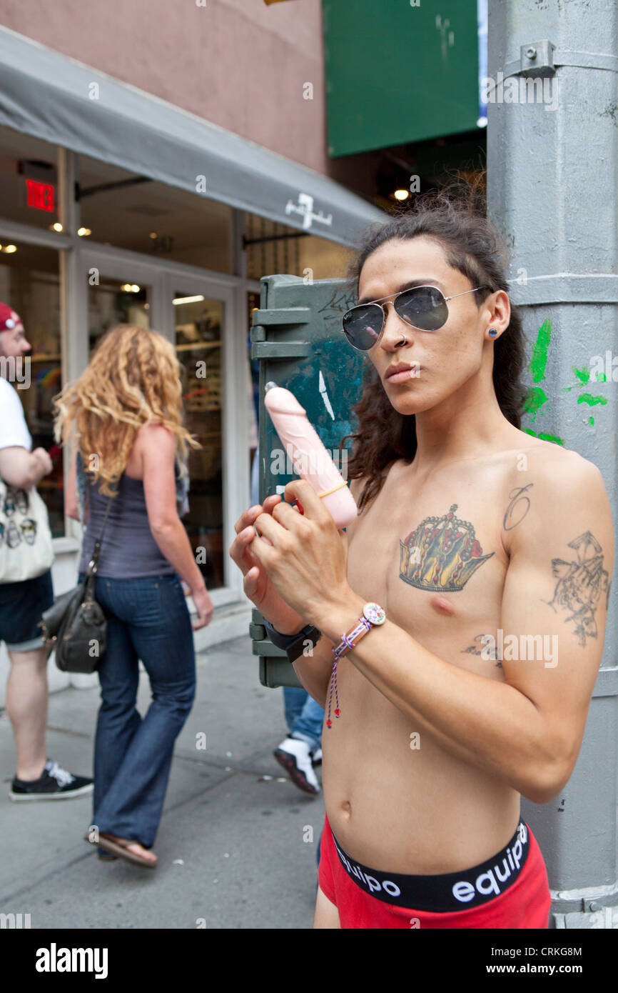 Homosexuell Mann mit Dildo, gay-Pride-Parade, New York Stockfoto