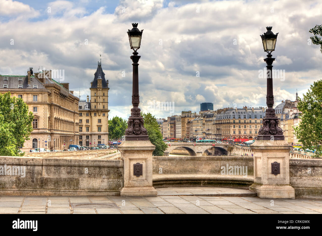 Stadtbild von Paris. Blick vom berühmten Pont Neuf mit traditionellen Laternenpfahl. Frankreich. Stockfoto