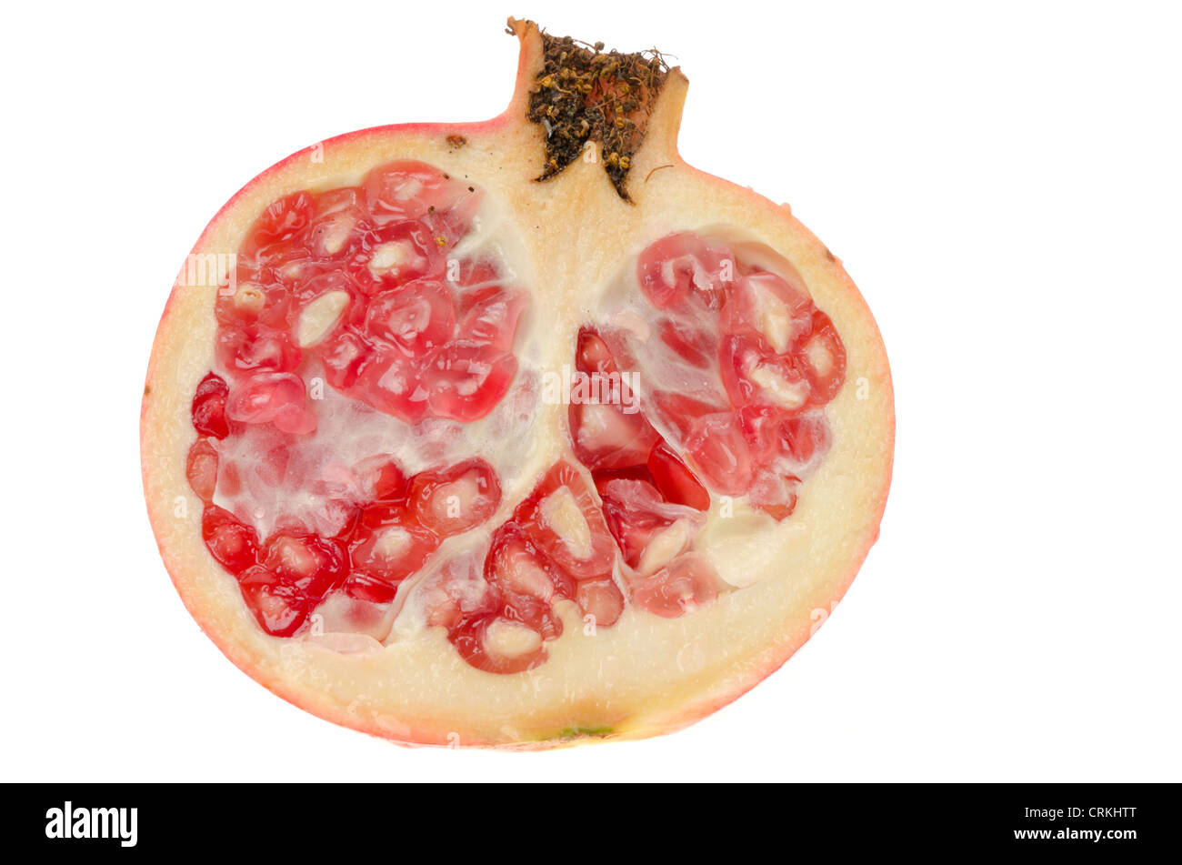 Frische reife Granatapfel, die im halb - Studio gedreht mit einem weißen Hintergrund in Scheiben geschnitten Stockfoto