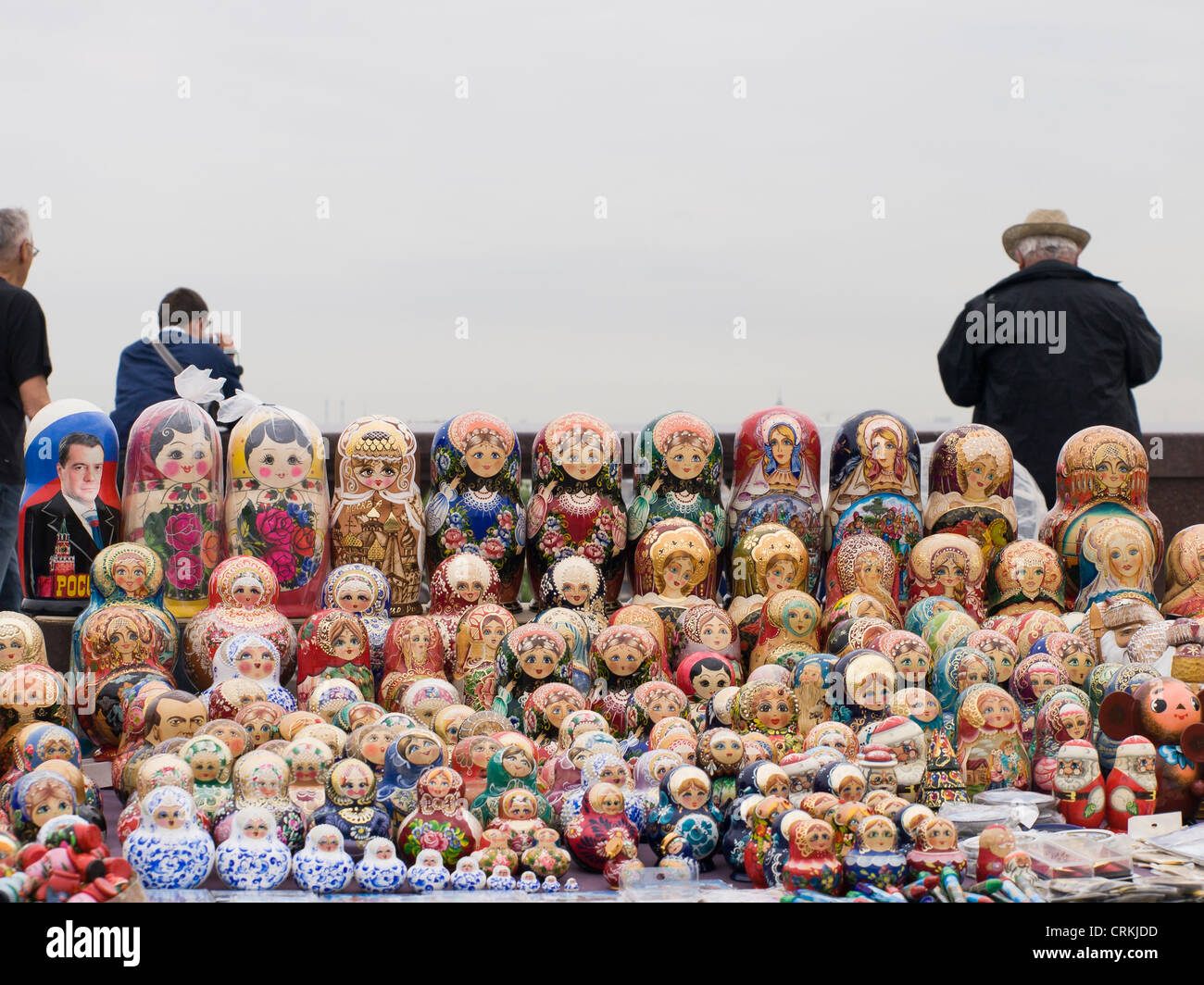 Matruska souvenir stand mit Medwedew Puppe auf dem Nebenerwerb Moskau Russland Stockfoto