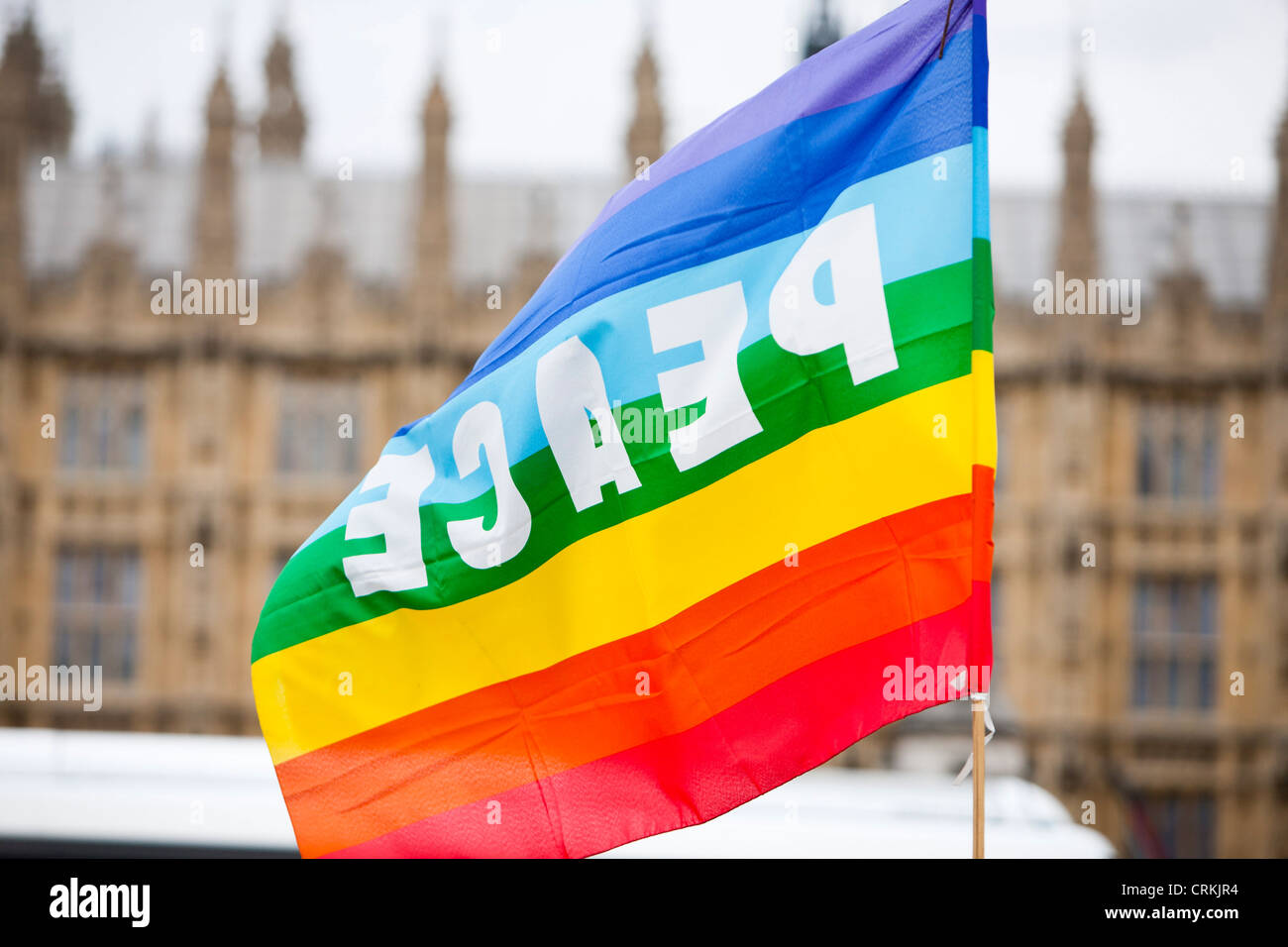 Ein Frieden-Flag in einem Protest-Camp außerhalb der Houses of Parliament, London, UK. Stockfoto