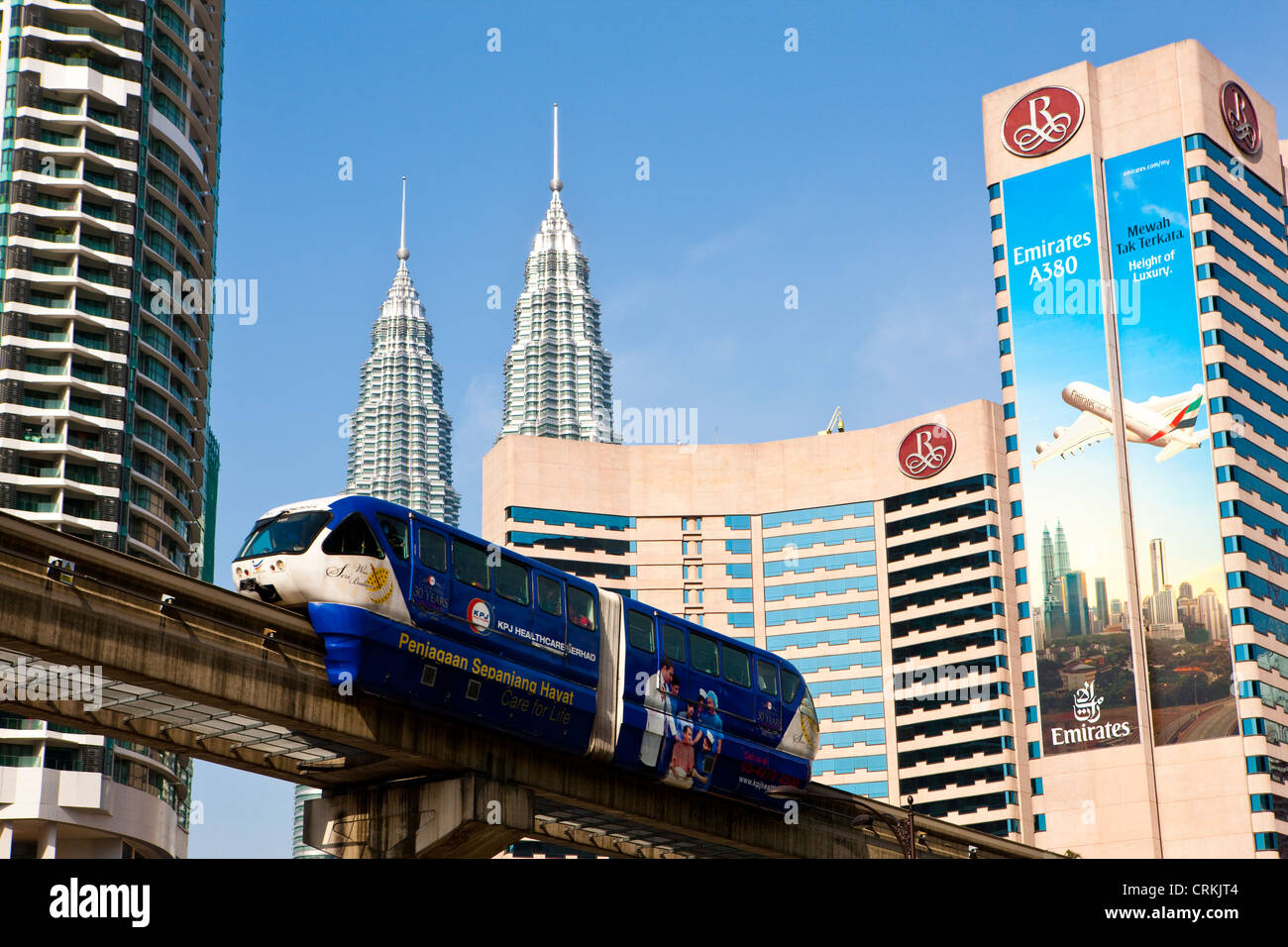 Einschienenbahn in Kuala Lumpur mit Petronas Twin Towers im Hintergrund, Malaysia Stockfoto