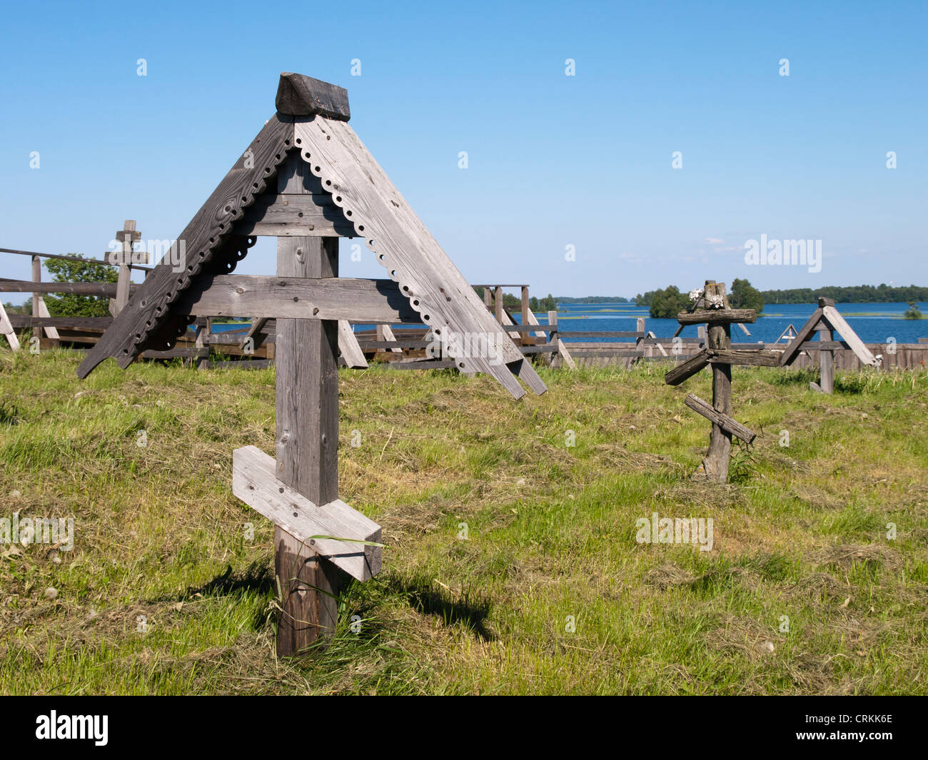 Russische orthodoxe Friedhof in Kizhi Russland, ein UNESCO-Weltkulturerbe Stockfoto