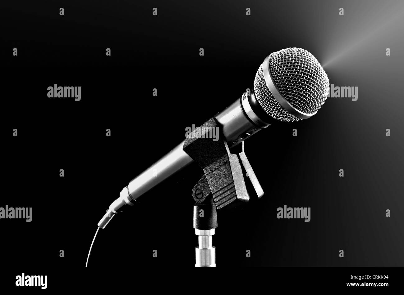 Silberne Mikrofon auf schwarz Stockfoto