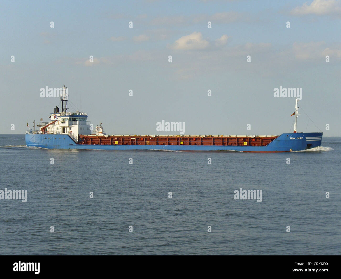 Das Stückgut-Schiff '''Anna Marie'' ' eingehende an der Elbe Stockfoto