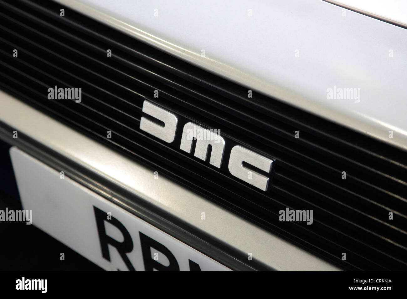 DeLorean Kühlergrill und Abzeichen. Auto im Lakeland Motor Museum, Cumbria. Das Auto wurde in den 1990er Jahren in Belfast, Nordirland, hergestellt Stockfoto