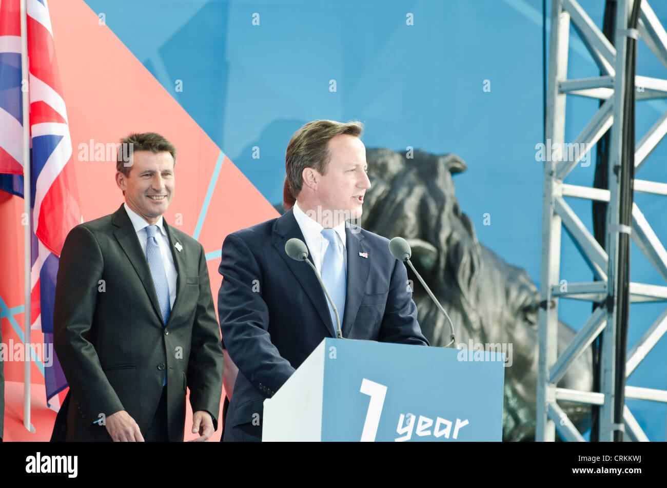 Der britische Premierminister David Cameron Lord Coe hinter "1 Jahr vor" London 2012 Olympics Trafalgar Square Stockfoto