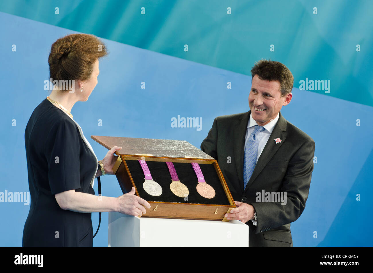 Princess Royal (Prinzessin Anne) Lord Sebastian Coe halten neue Medaillen "1 Jahr vor" London 2012 Olympics Trafalgar Square Stockfoto