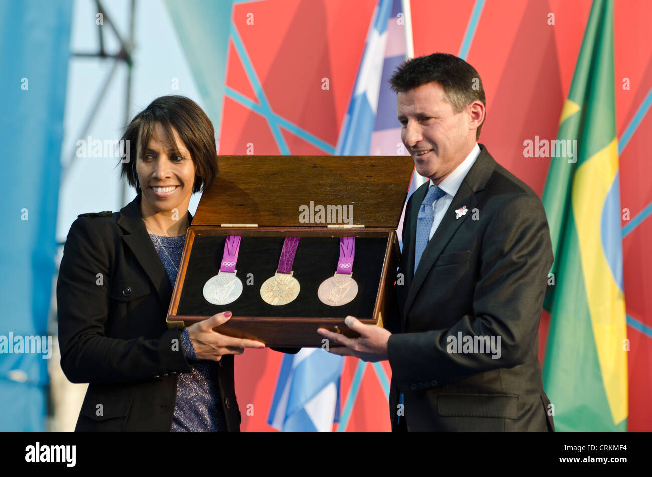 Dame Kelly Holmes und Lord Sebastian Coe halten 1 Jahr neue olympische Medaillen zu gehen "London 2012 Olympics Trafalgar Square Stockfoto