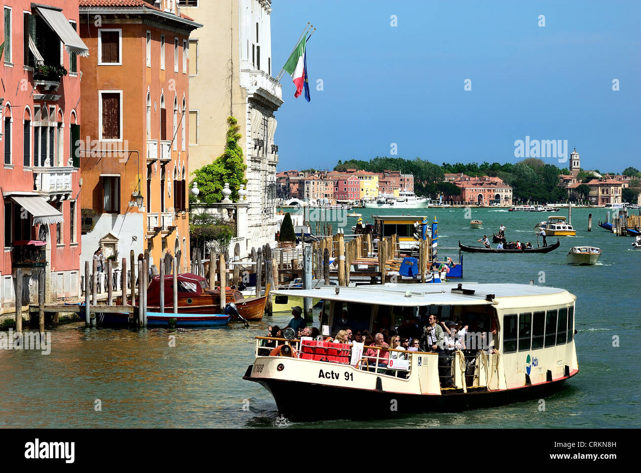 Canal Grande, Venedig mit überfüllten Vaporetto im Vordergrund Italien EU Stockfoto