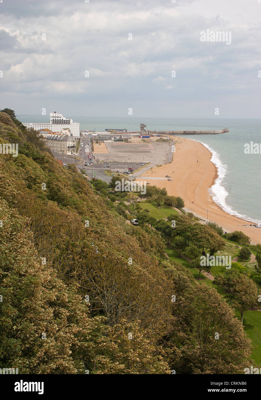 Folkestone Meer und Hafen von The Leas. Grand Burstin Hotel auf der linken Seite. Stockfoto